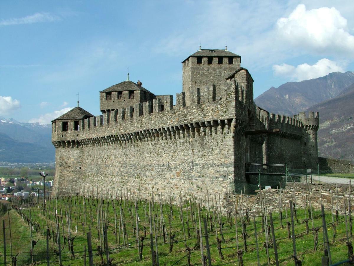 Bellinzona Piazza Collegiata Exterior foto